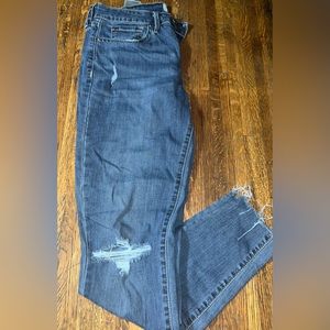 Levi Distressed Jeans size 8